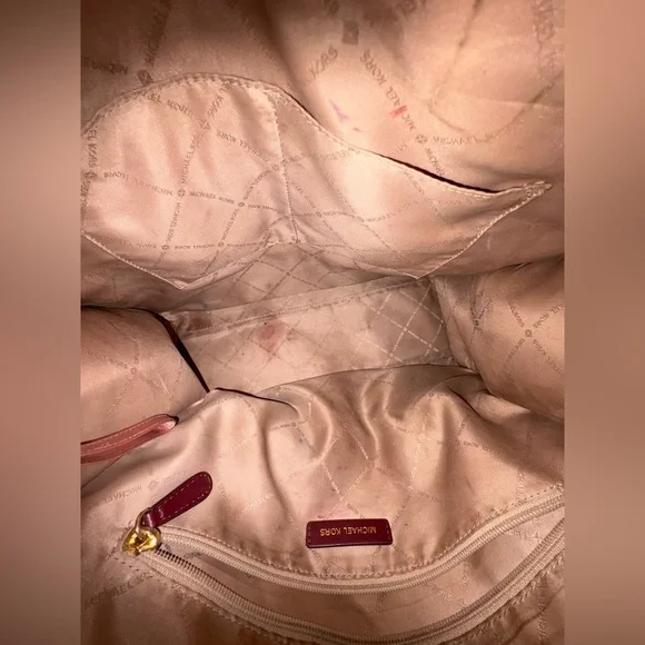 Pre-Luv- Michael Kors, heavy duty
Tote Bag maroon & brown
With Gold Hardware - Picture 4 of 16